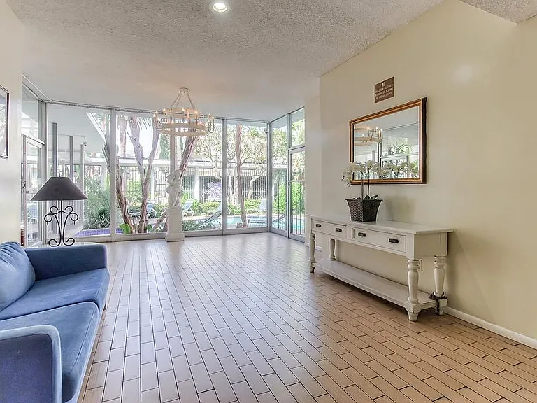 340 South St. Andrews Place — Photo 16