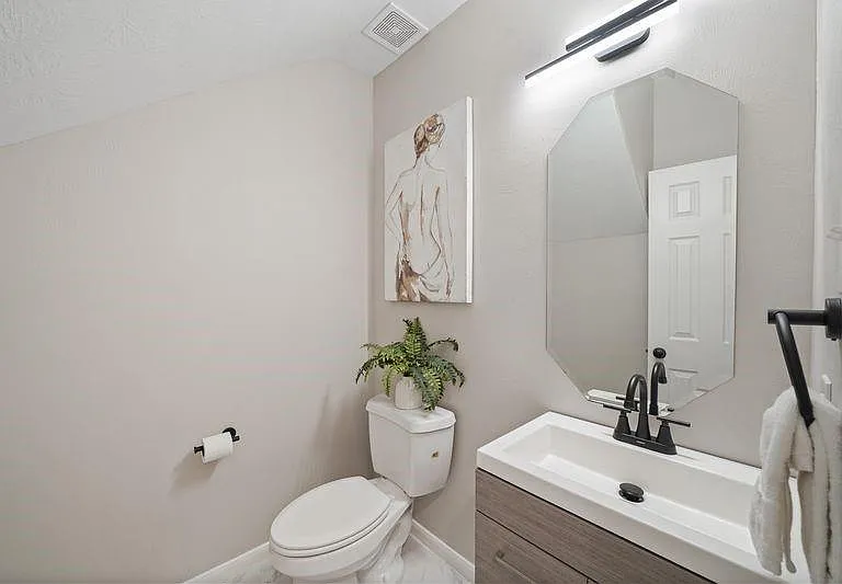 714 Coggins Point Way — Photo 27