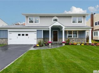 10 Allen Dr, Locust Valley, NY 11560