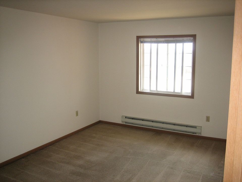 Large Master Bedroom (16' 9" X 10' X 9")