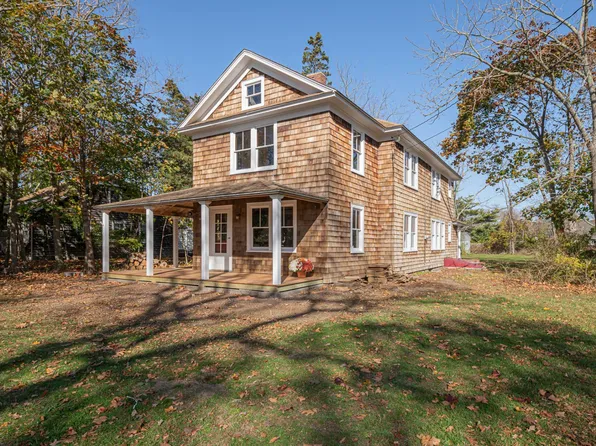 11 Walnut Ave, East Quogue, NY 11942