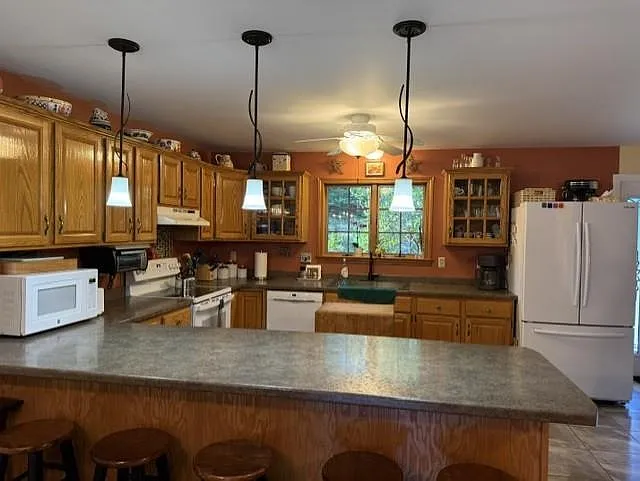 3 bed, 2.0 bath, 2016 sqft, $4,000 — Photo 4