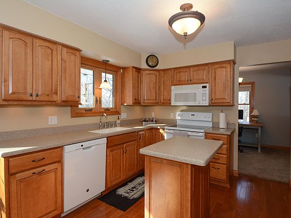 3rd image of W264N6481 Hillview Dr