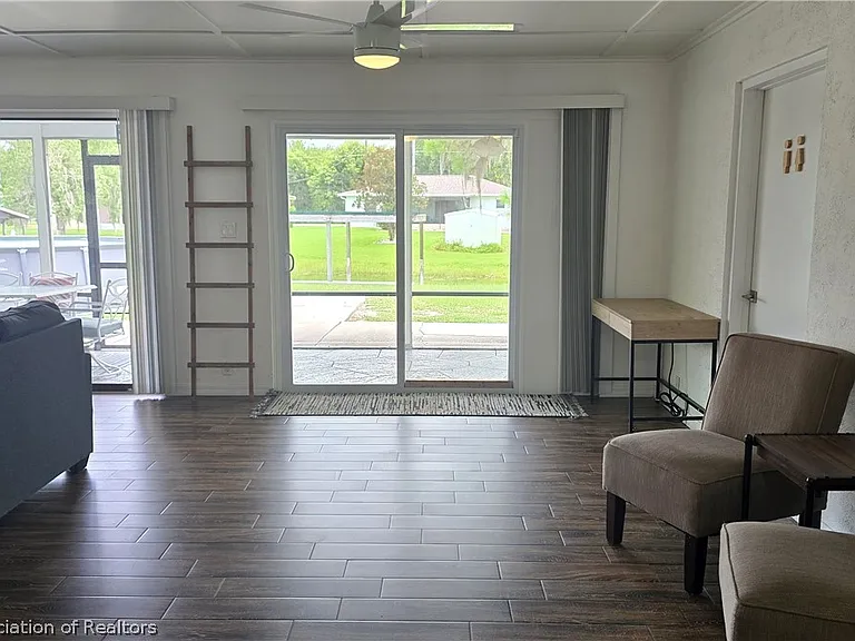 639 Killarney Dr — Photo 11