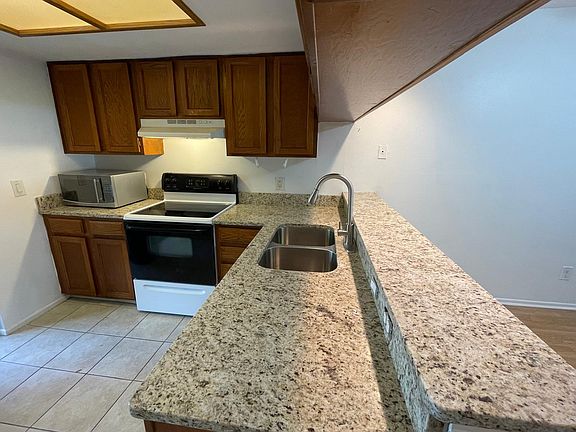 5th image of 70 Woodlake Pl
