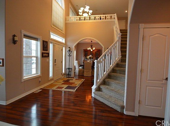 Formal Walk-In Foyer w/vaulted ceilings