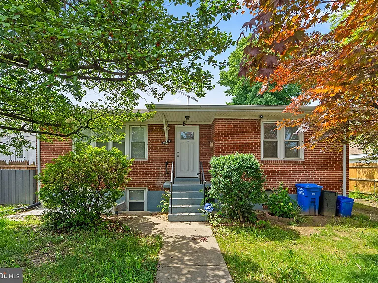 10112 Sutherland Rd — Photo 1