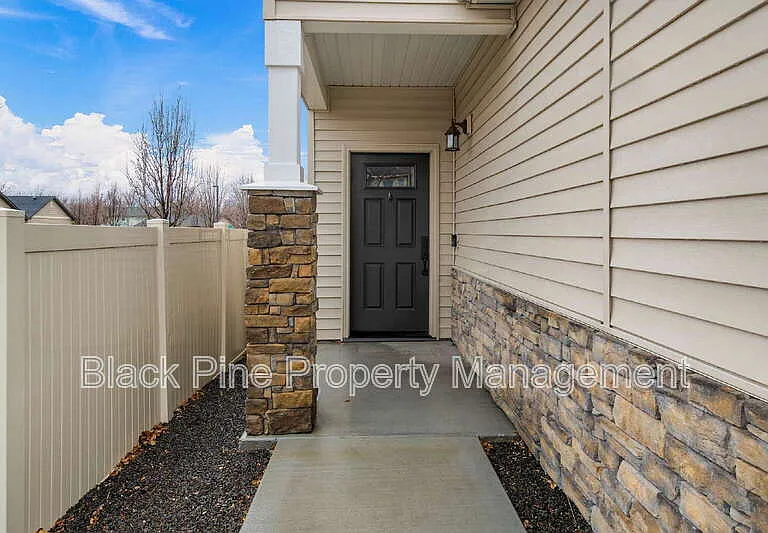 1873 N Justin Ave — Photo 4