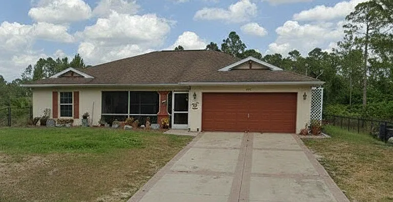 2106 McArthur Ave — Photo 1