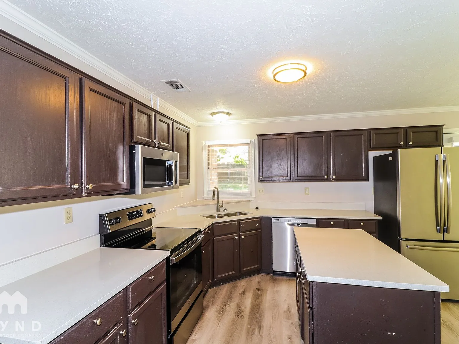 4 bed, 2.5 bath, 2100 sqft, $2,295 — Photo 2