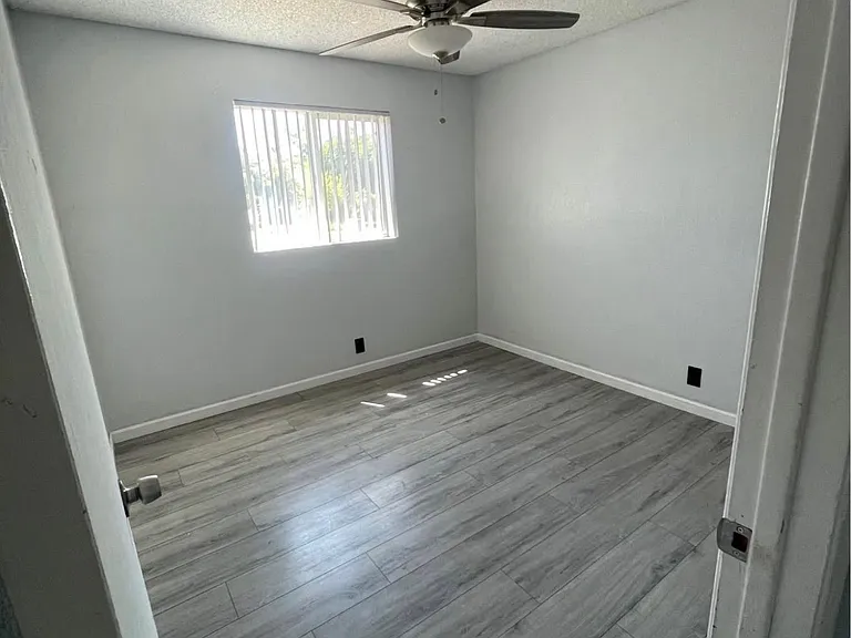 112 E Indigo St — Photo 8