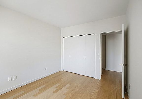 4th image of 1 Columbus Pl APT N5n