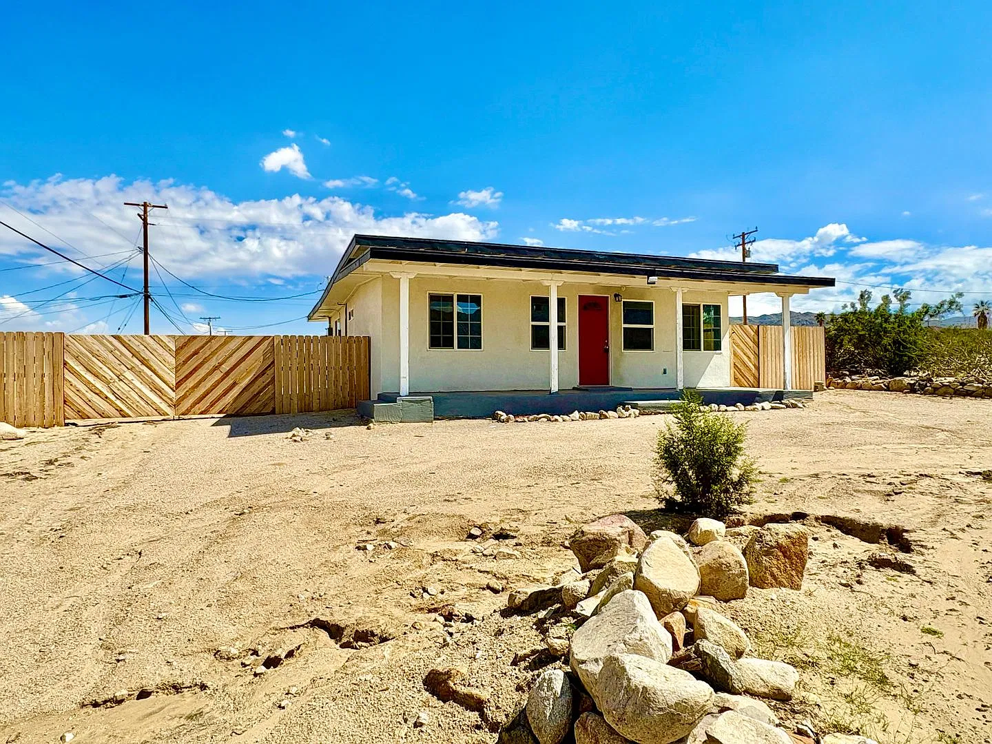 Charming 1 Bedroom 1 Bathroom Home — Photo 2