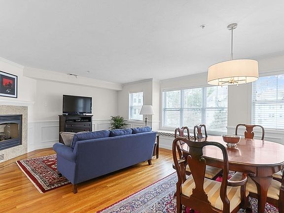 3rd image of 909 Washington St Unit 4