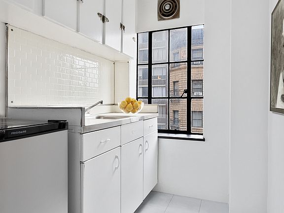 5th image of 333 W 56th St APT 7N