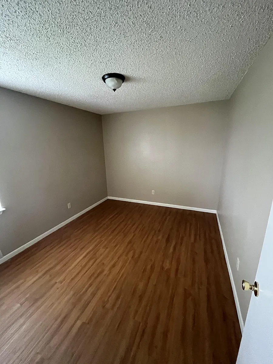 Building Photo - 2211 Jennifer Dr #4