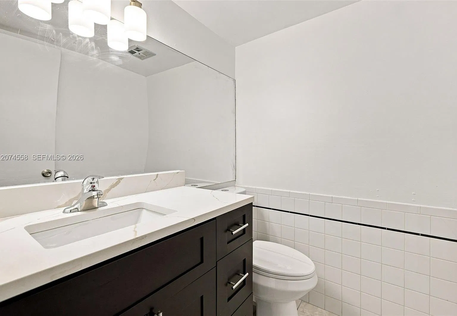 Center Court Condominium — Photo 3