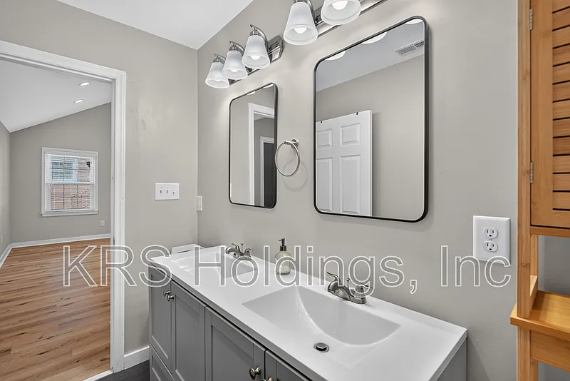 3 bed, 1.0 bath, 1136 sqft, $1,850 — Photo 4