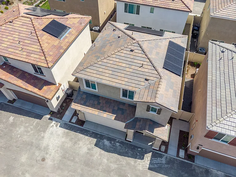2074 Bergamot St — Photo 47