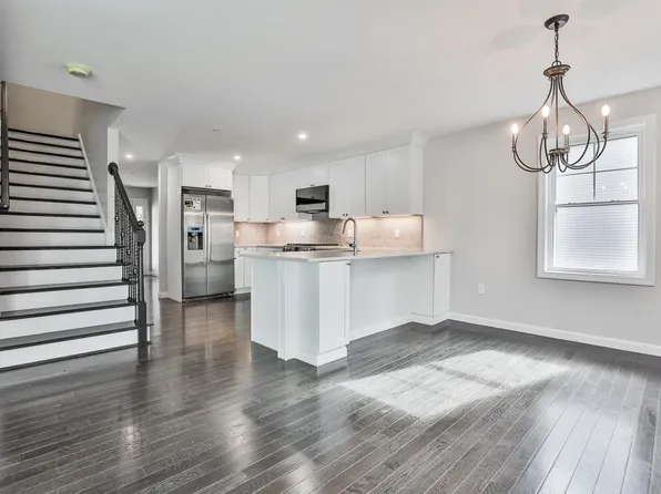 12 Forestedge Way, Manchester, NH 03102