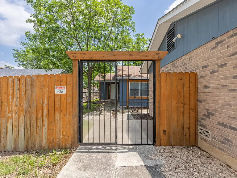 1366 Bayou Dr — Photo 3