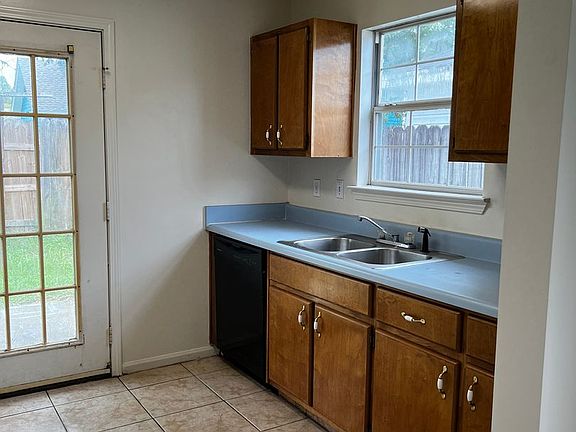 3rd image of 1128 Sweetbriar Sta