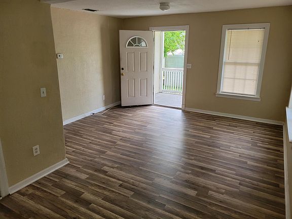 Open living room/Dining arear Freshly updated