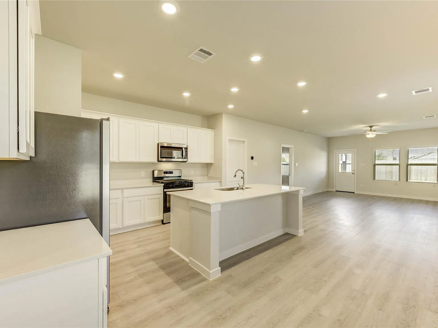 5 bed, 3.0 bath, 2493 sqft, $2,500 — Photo 4