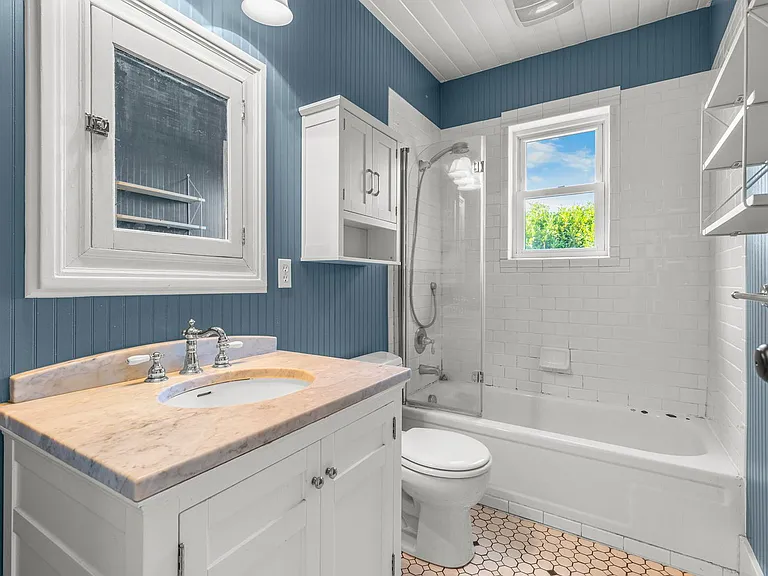 2047 N Sumner St — Photo 25
