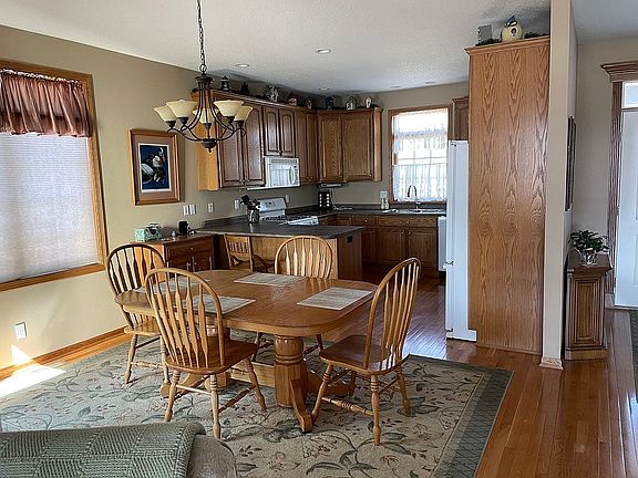 4th image of 3122 Burnham Dr