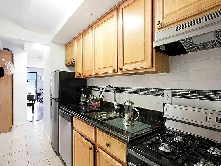 322 E 39th St #4A — Photo 4