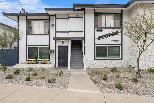 150 E La Verne-Upstairs 1 Bed 1 Bath with In Unit Laundry and Parking Spot Available! Photo 1