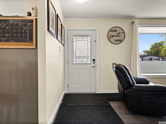 3rd image of 154 Lloyd Cres