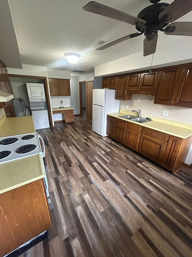 Gorgeous 2-Bedroom Apartment with Garage in a Quiet Neighborhood — Photo 1