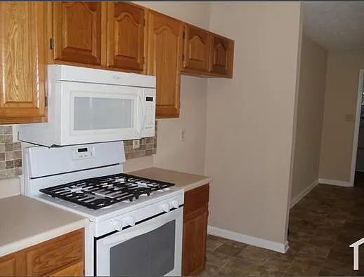527 Fieldgreen Dr — Photo 3