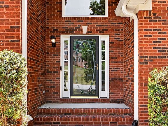 3rd image of 560 Brook Hollow Dr