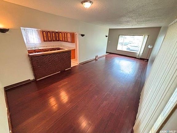 5th image of 347 Ominica STREET W