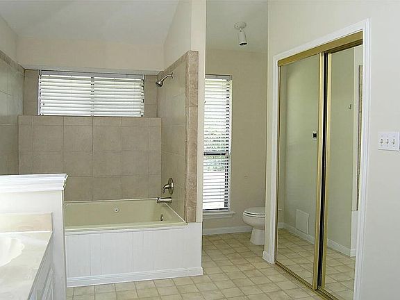 5th image of 5505 Oak Brook Rd