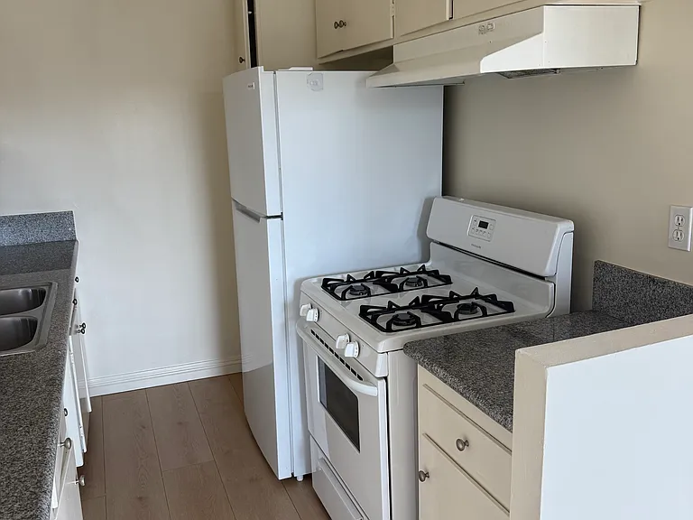 528 E Verdugo Ave #B — Photo 3