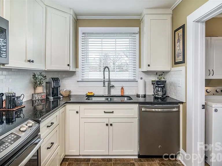 1004 Valley St — Photo 6