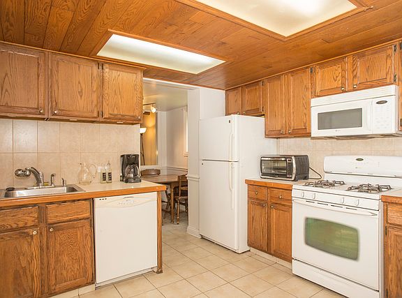 3rd image of 524 Meadow Green Ln
