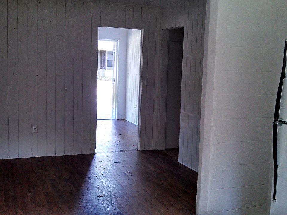 2nd image of 10 W Herrick Dr