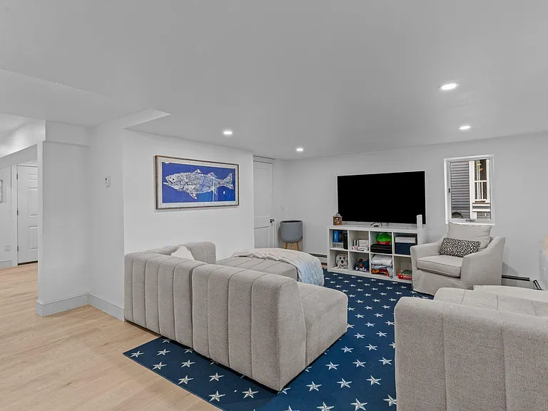 93 Riverside Dr — Photo 32