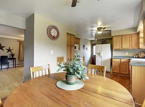 4th image of 830 20th Ave N