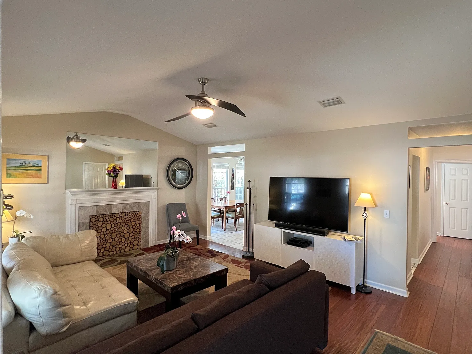 104 Adams Ct — Photo 2