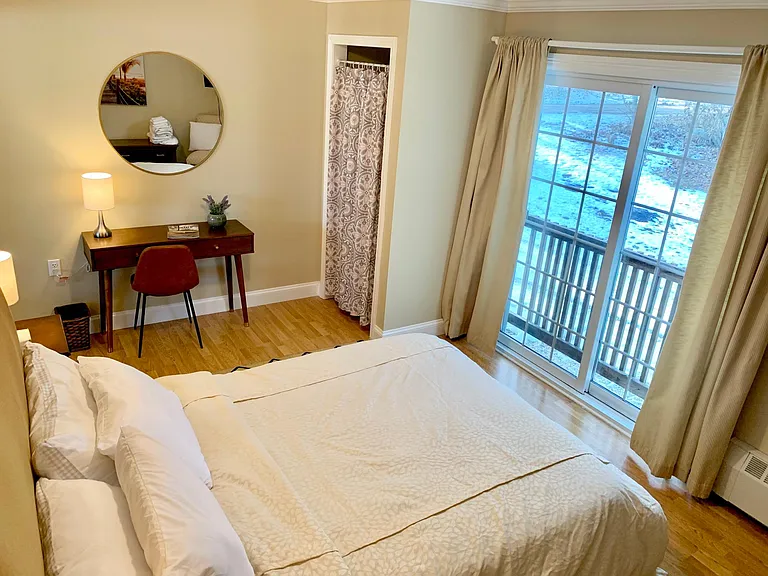 2nd bedroom with Queen bed super comfy mattres