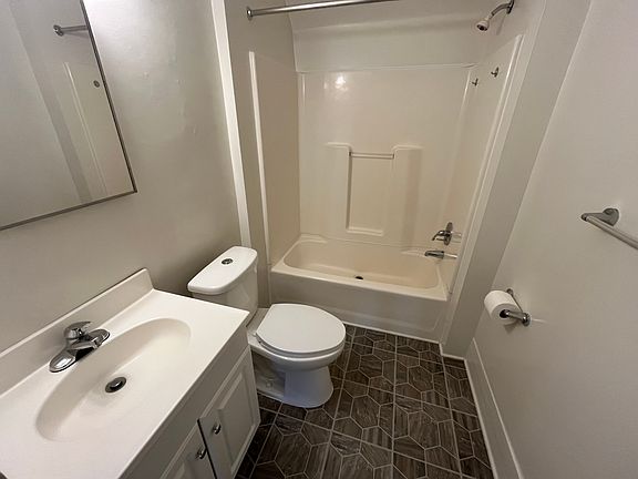 4th image of 295 Washington Blvd #1/2