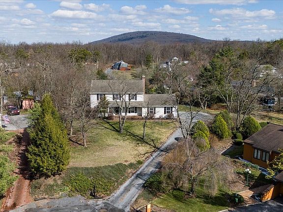 3rd image of 115 Andrews Ct