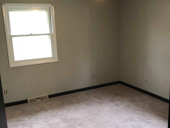 5th image of 301 Eaton Ave
