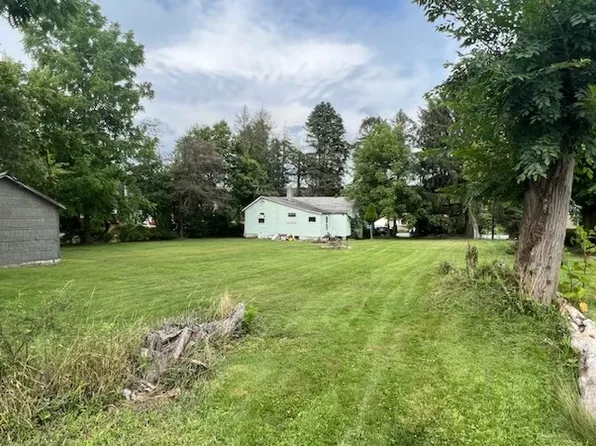 623 6th St #4, Leechburg, PA 15656